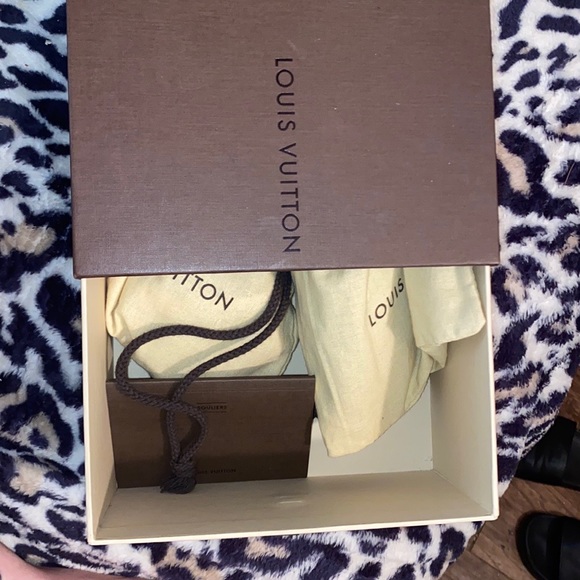 Louis Vuitton heels..💚👠 - Picture 3 of 4